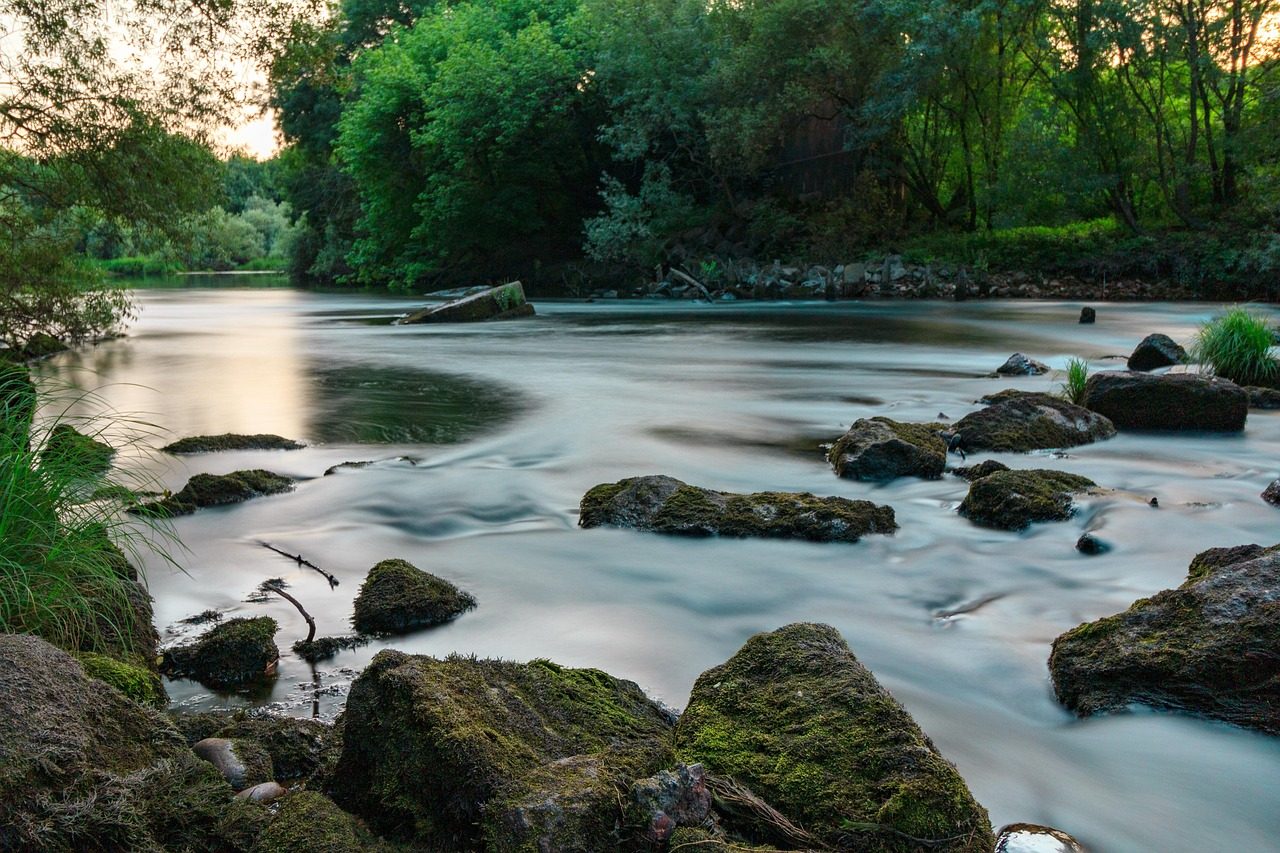Smaragdová rieka v rannom svetle